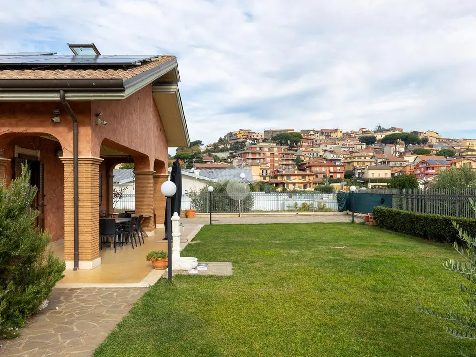 Porzione di bifamiliare in vendita a Colonna