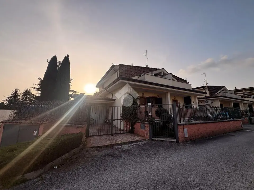 Porzione di bifamiliare in vendita a Lariano