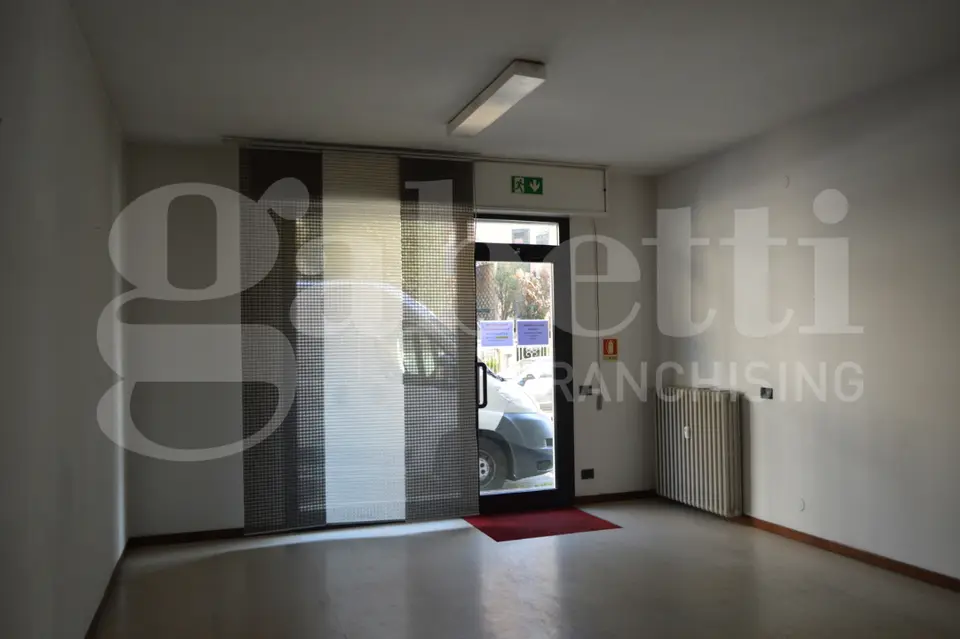 Negozio in VIA crespellani  170, Modena (MO)